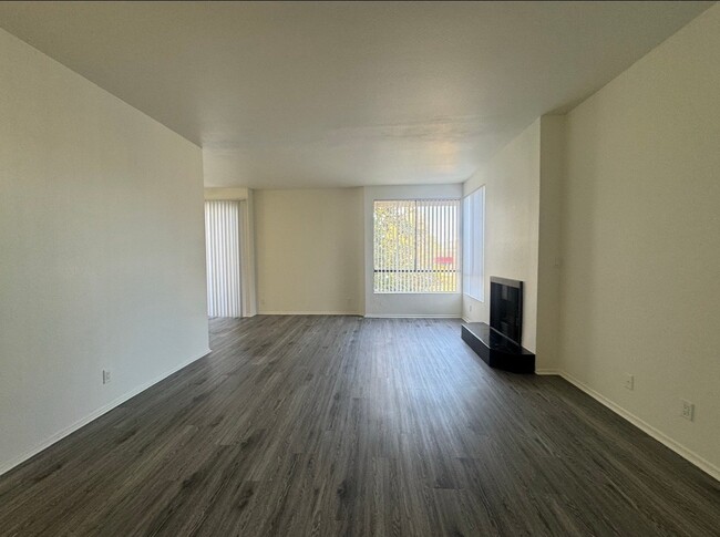 Building Photo - 4343 Whitsett Ave Unit 201