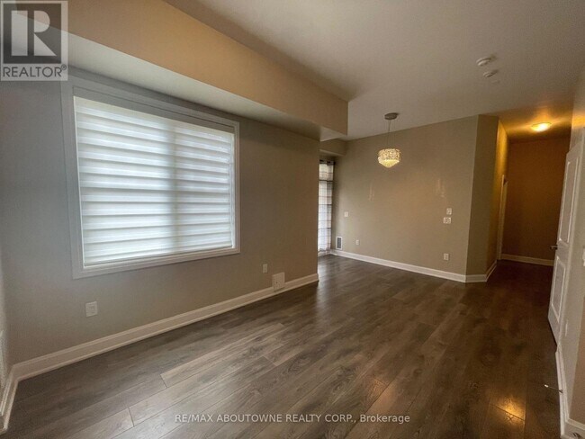 Photo - 276 Gatwick Dr