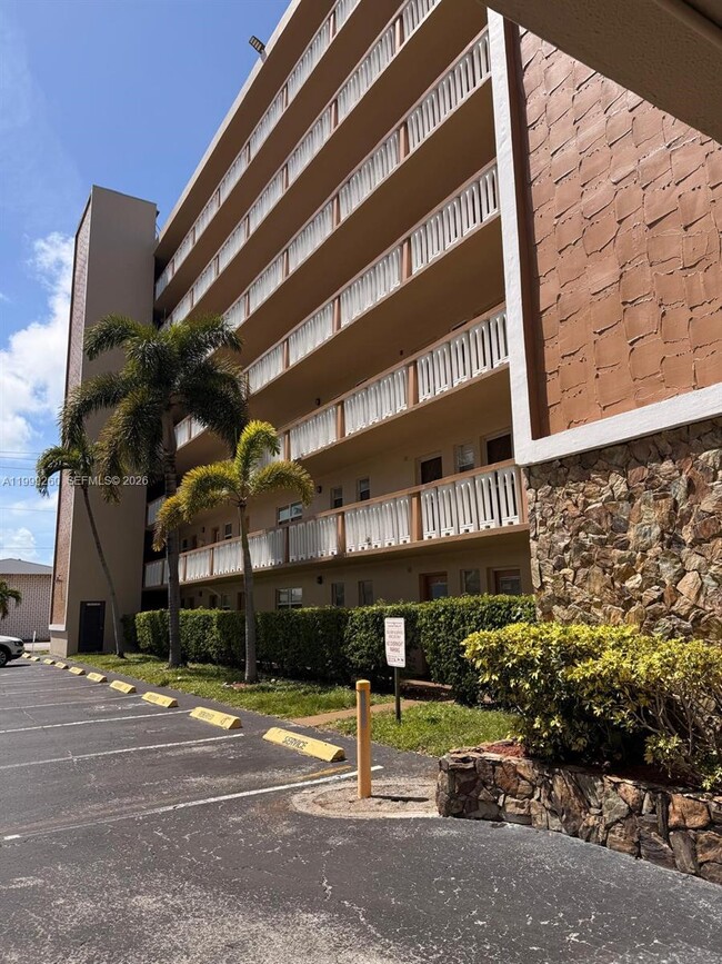 Building Photo - 900 NE 12th Ave Unit 401