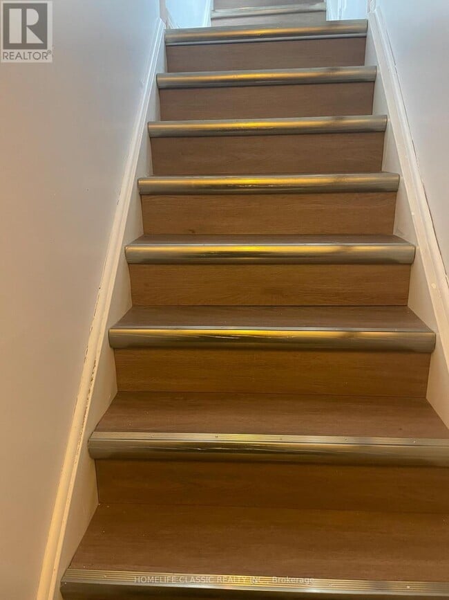 Photo - 102 Church St S