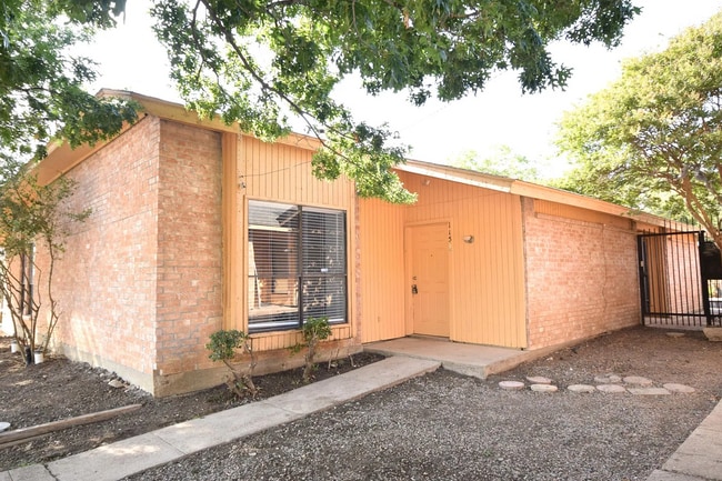 Building Photo - 115-117 W Timberview Lane Unit 115