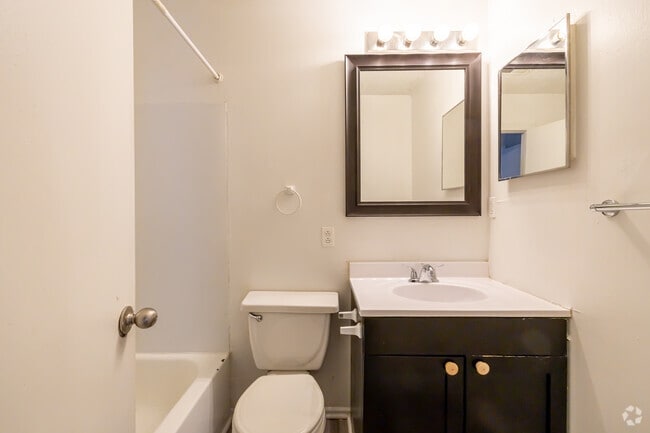 2BR, 2BA 880-SF