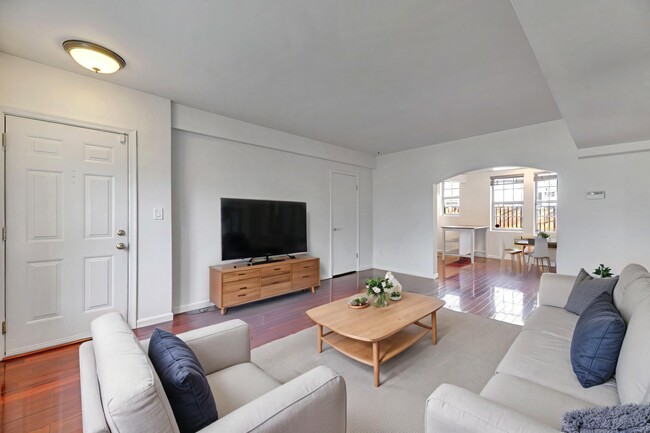 Building Photo - 1725 Queens Ln Unit 1-109