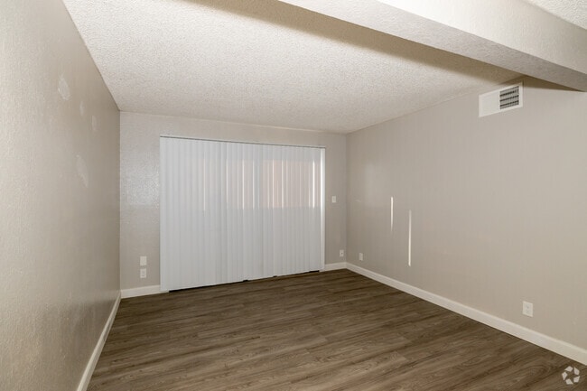 1BR, 1BA - 525SF - Living Room