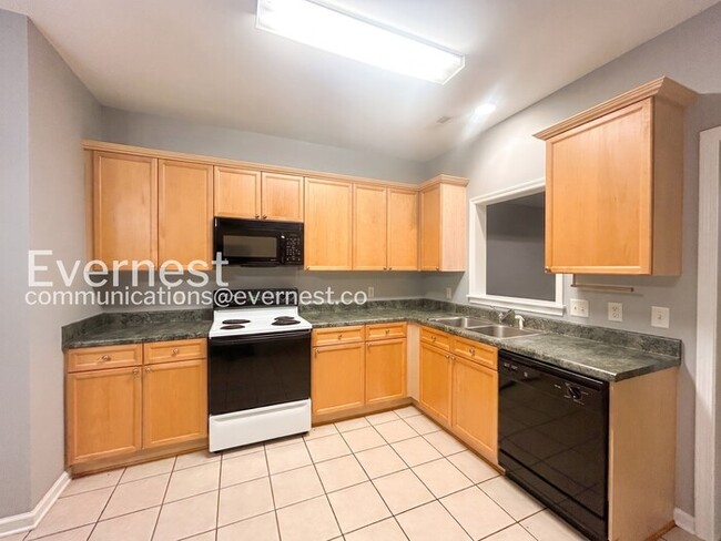 Photo - 3 Bed/2.5 Bath Townhome with Fenced Yard / Pet-Friendly / Coming Soon!