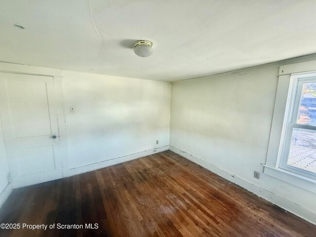 Photo - 662 Simpson St