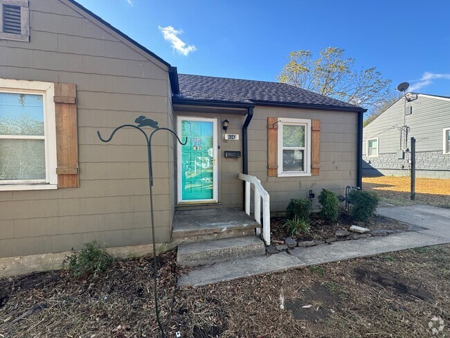 Building Photo - Adorable two bedroom one bathroom home loc...