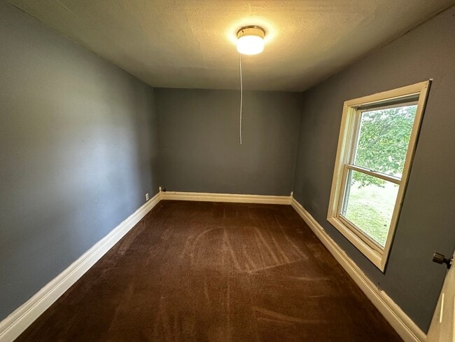400 Gilbert St Unit Lower/Upper