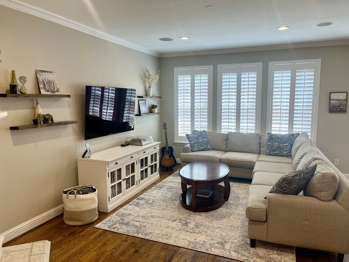 Living room - 5620 Belmont Ave (Dallas, TX)
