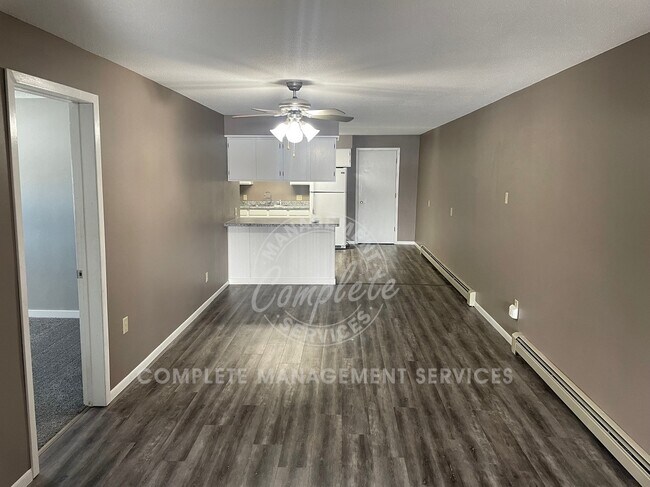 Photo - 212 W James St