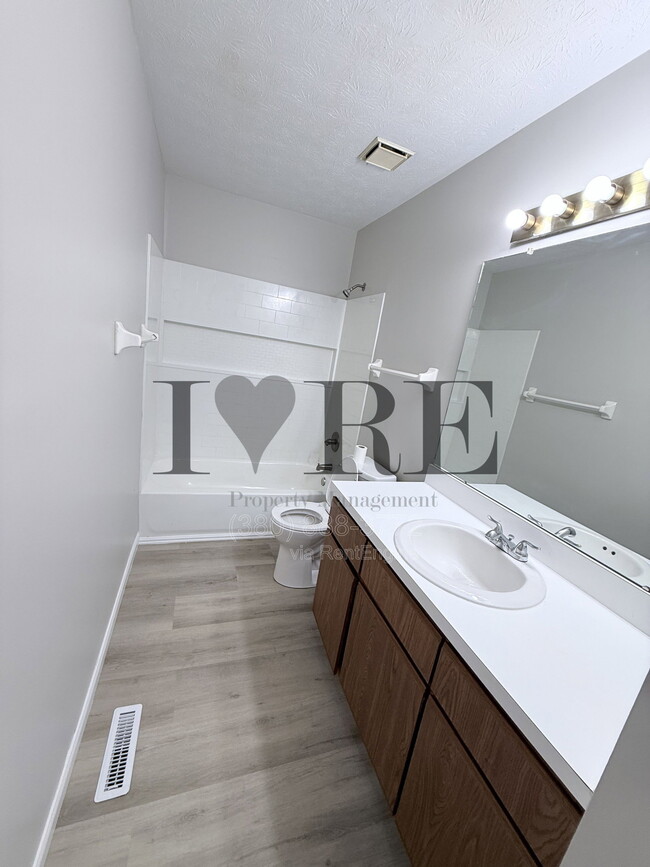 Photo - 859 Crofton Pl
