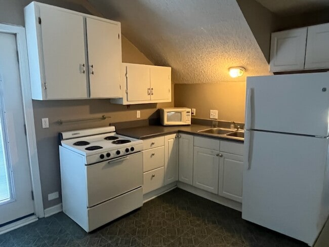 Building Photo - 318 S Bailey St Unit B