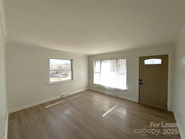 Photo - 1928 Russell Ave