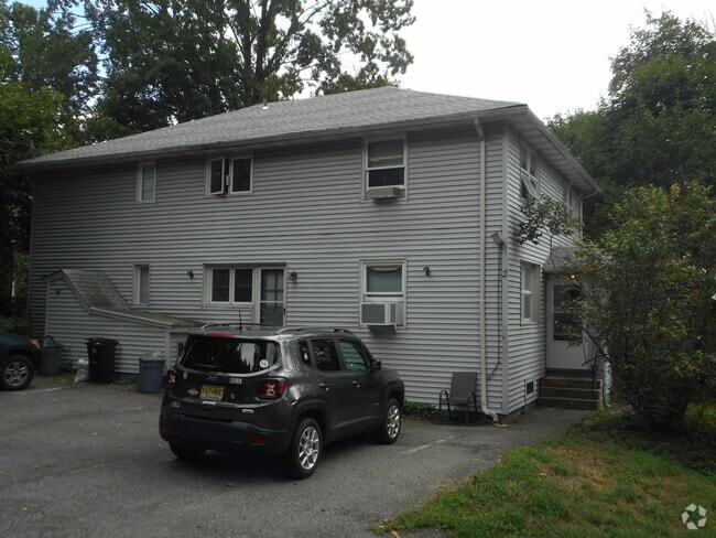 Building Photo - 2 Hasbrouck Ave Unit 4 Rental