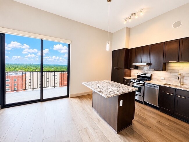 Building Photo - 9787 Katy Fwy Unit 1208