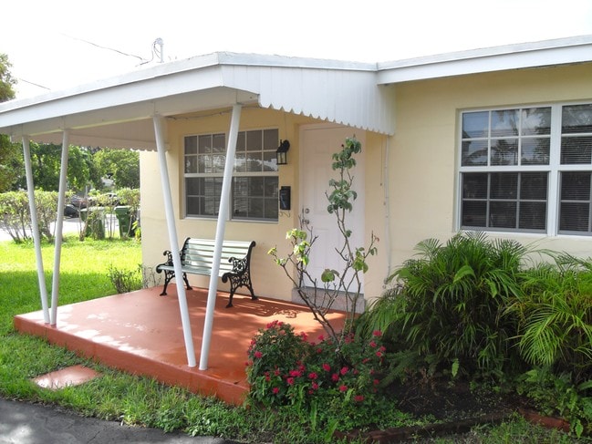 Porche delantero, patio - 900 SW 7th Terrace Unidad Apt B