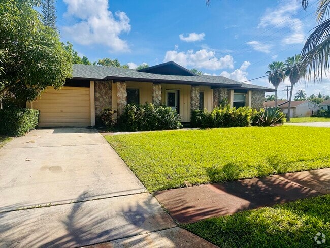 Building Photo - 6245 Saxon Blvd Rental