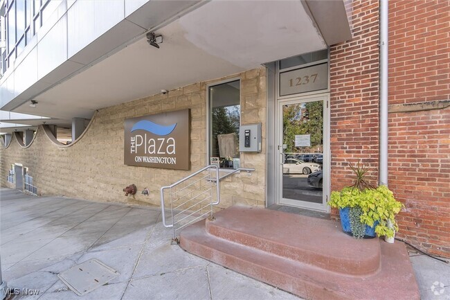 Building Photo - 1237 Washington Ave Unit 402 Rental