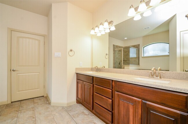 Photo - 11014 Sir Alex Dr