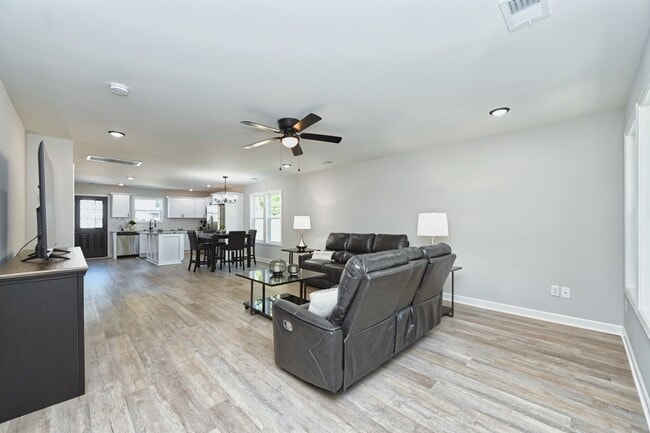 Photo - Like New and Move In Ready!