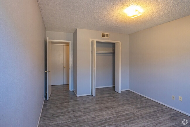 2BR, 2BA - 920SF