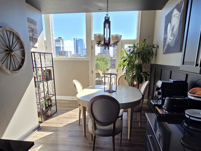 Photo - 1515 N Van Buren St Unidad 510