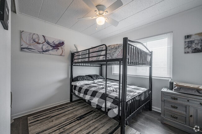 3BR, 1BA - 895SF