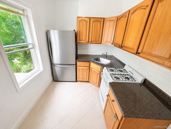 Building Photo - 76-05 85th Dr Unit 2