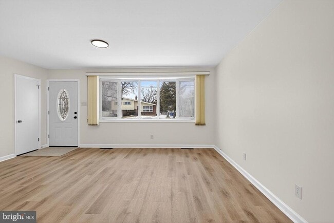 Photo - 154 Valleybrook Rd E