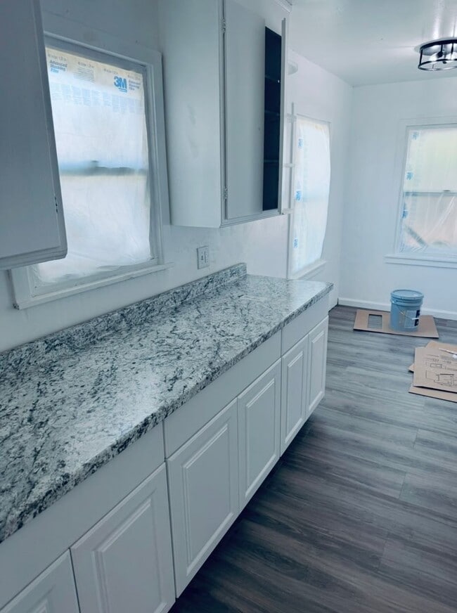 Building Photo - Fully remodeled 2 bedrooms and 1 bathroom, single-story home in Visalia, CA!