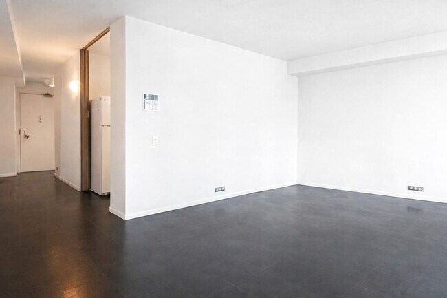 Photo - 300 N State St Unidad 2504