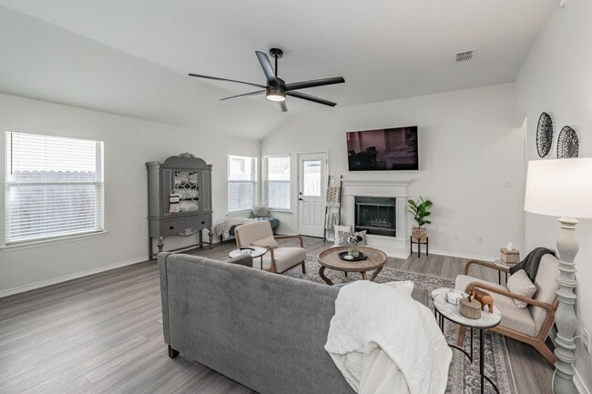 Photo - 3bed/2bath Cozy Chic with Backyard Oasis