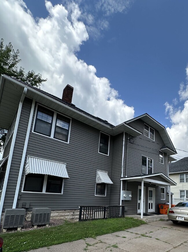 Building Photo - Spacious top floor 4 bed 1 bath by UWEC! Unit 2 Rental