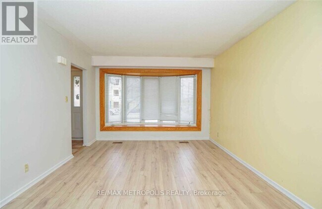 Photo - 1385 Park Rd S