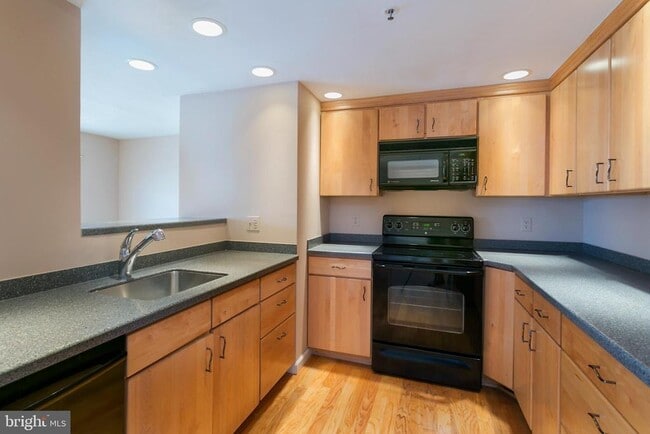 Photo - 250 S President St Unit 609