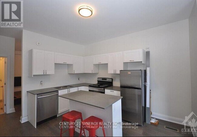 Photo - 571 McLeod St
