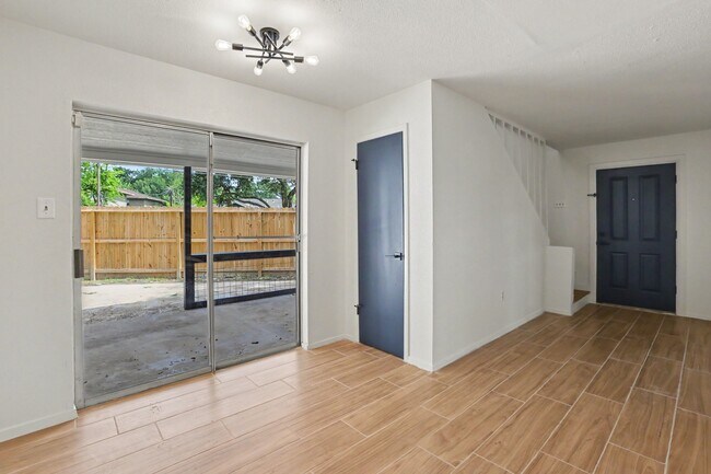 Photo - 2119 Barr St Unit D