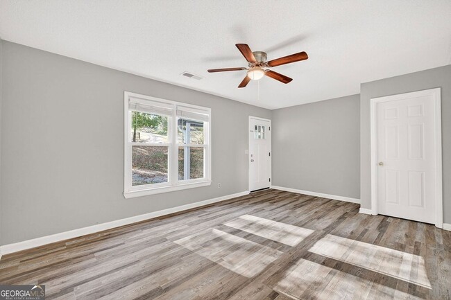 Photo - 255 Lowry St