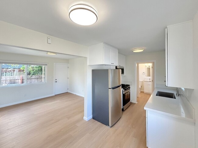Building Photo - Beautiful 1BD/1BA Fully Remodeled Unit 4654