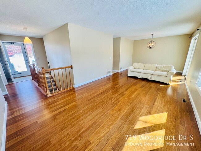 Photo - 719 Woodridge Dr S