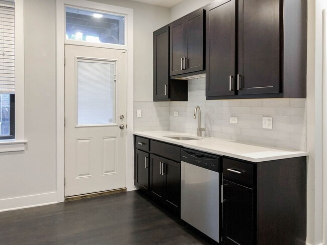 Photo - 1946 W Nelson St