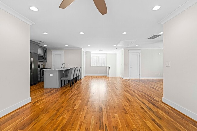 Building Photo - Studio Garage Apartment