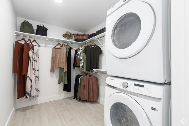 1BR, 1BA - 579SF Urban B1 Walk-In Closet & Laundry