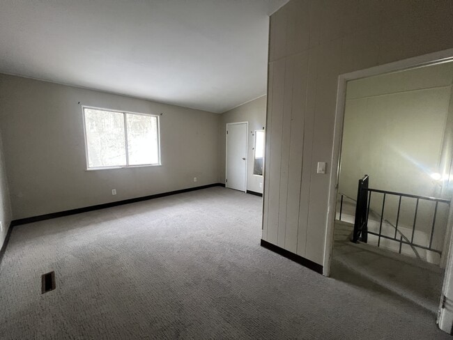 Building Photo - 143 Bradley St