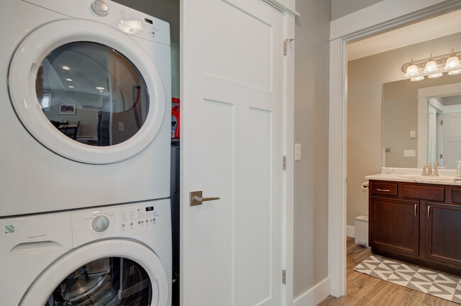 Photo - 5327 Westmorland Dr Unit B