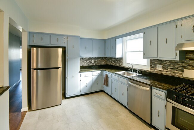 Photo - 45 E 51st St