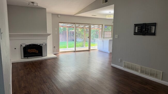 Photo - 1803 Redbud Cir