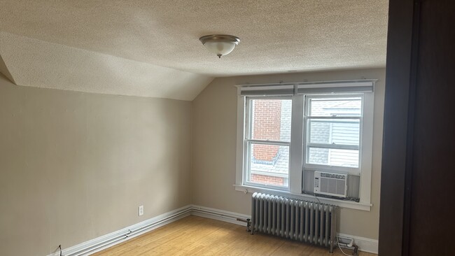 Building Photo - 40 S Quaker Ln Unit 3
