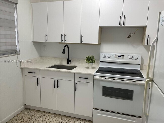 Photo - 142 SW 18th Ave Unit 19