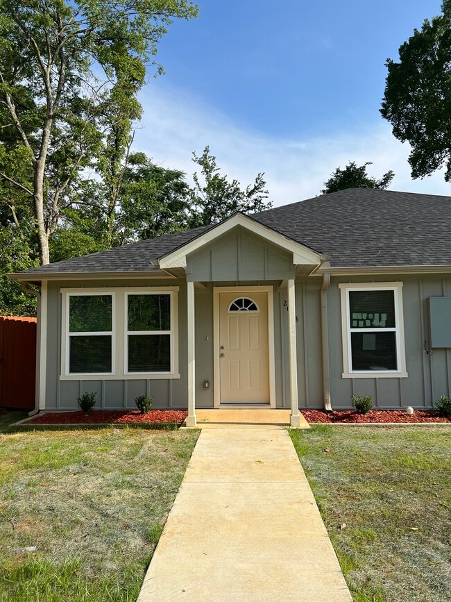 Building Photo - 2013 E Devine St